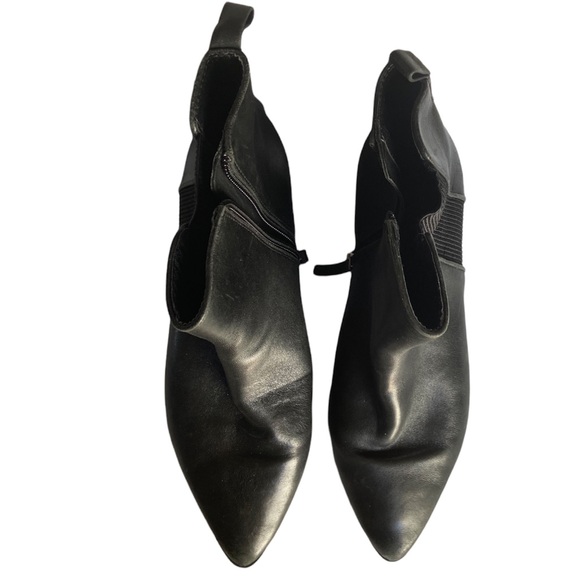 DKNY Talie Black Leather Pointed Toe Block Heel Zip-Up Pull Tab Ankle Bootie - Picture 5 of 9